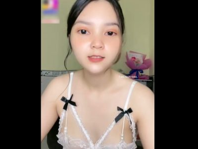 Nữ công nhân Sam Sung lên live kiếm tiền